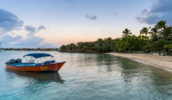 Calabash Hotel Grenada pláž a loď