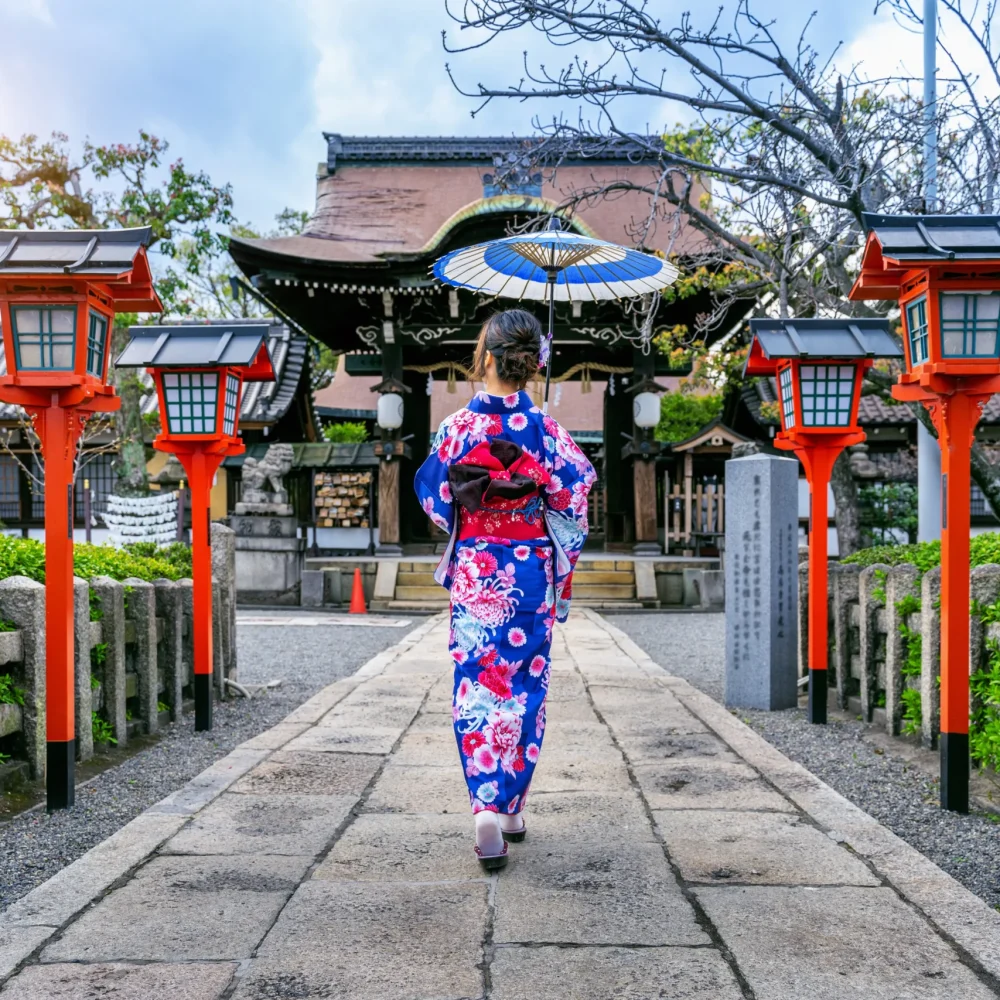 Japonsko Kjóto žena kimono chrám slunečník