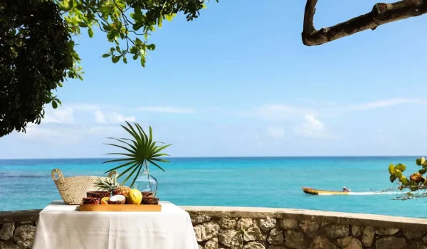 Jamaica Inn Jamajka stůl u moře