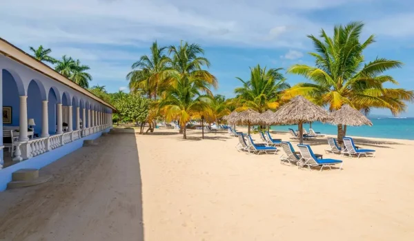 Jamaica Inn Jamajka pláž lehátka