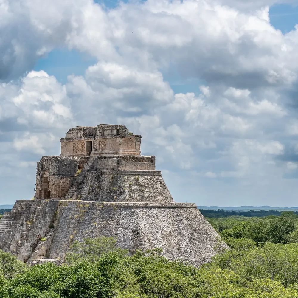 Uxmal pyramida Mexiko z dálky